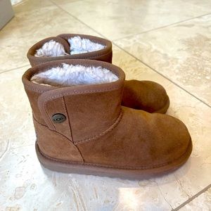 Kid’s Ugg boots, size 13